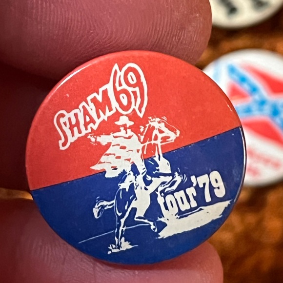 Vintage British badges pin bundle from England 1980. Rock punk mod attitude - Picture 10 of 11